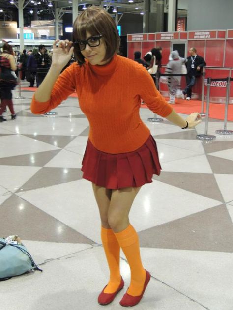 Velma Cosplay! Velma Costume, Diy Fantasia, Scooby Doo Costumes, Red Hair Halloween Costumes, Velma Cosplay, Halloween Costumes To Make, Diy Kostüm, College Halloween, Diy Halloween Costume