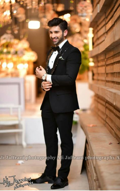 Groom Suit Poses, Muslim Groom Poses, Engagement Groom Poses, Dulha Single Pose, Groom Single Poses, Groom Photoshoot Poses, Dulha Pose, Aesthetics Clothing, Marriage Poses