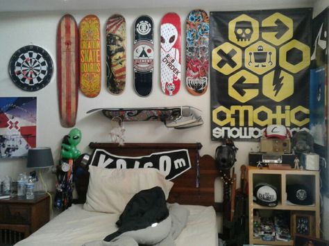 Skater room set up #skateboard #sk8life #decks #wallhangers #skater #decor Skater Posters For Room, Skater Dorm Room, Skateboard Bedroom Ideas, Skateboard Room Aesthetic, Skater Bedroom Ideas, Skateboarding Bedroom, Skater Boy Room Aesthetic, Skateboards On Wall, Skateboard On Wall Decor