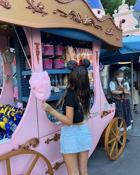 Disneyland Aesthetic Outfit, Disneyland Aesthetic, Disney Poses, Disney Outfits Women, Theme Park Outfits, Cute Disney Outfits, Disneyland Photos, Disney Photo Ideas, Disney World Pictures