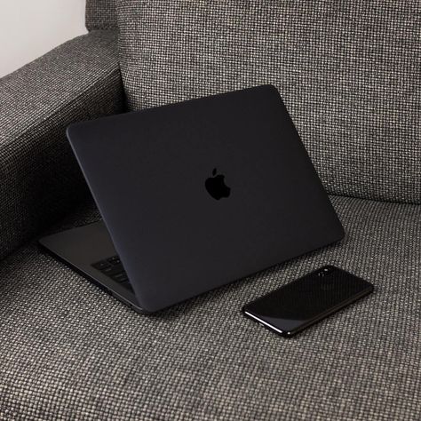 8,055 Me gusta, 20 comentarios - Apple Design Hub (@appledesignhub) en Instagram: "Black 🏴 From @hyperlax" Class Aesthetic, Miami Mansion, Apple Laptop Macbook, Black Mac, Latest Tech Gadgets, Pretty Phone Cases, Apple Laptop, Monochrome Fashion, Apple Design