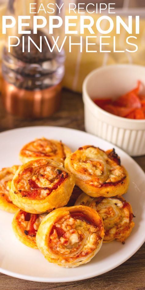 Pepperoni Pinwheels Crescent Rolls, Pizza Pinwheels Crescent Rolls, Pepperoni Appetizers, Pizza Variations, Pizza Bites Appetizer, Pepperoni Pinwheels, Easy Pepperoni Pizza, Pepperoni Bites, Puff Pastry Snacks