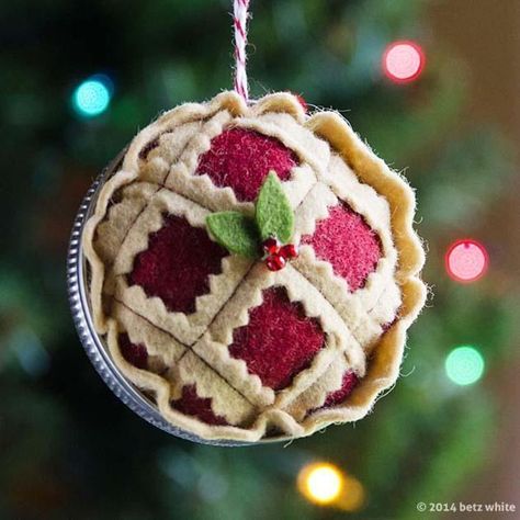 Christmas Pie Ornament Pattern | Craftsy Christmas Pie, Christmas Crafts To Sell, Sewing To Sell, Felt Christmas Decorations, Felt Ornament, Ornament Pattern, Ornament Tutorial, Mason Jar Lids, Felt Food