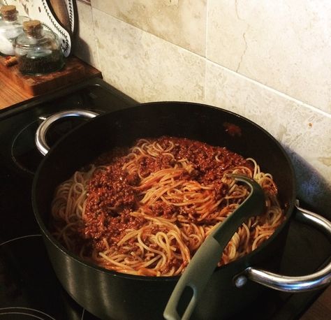 Cooking Spaghetti Aesthetic, Spaghetti Pictures Aesthetic, Speggetti Aesthetic, Pasta Bolognese Aesthetic, Spagetti Bolognese Aesthetic, Spaghetti Bolognese Aesthetic, Bolognese Aesthetic, Andrea Aesthetic, Spaghetti Aesthetic