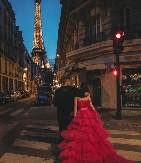 Prom Dresses Strapless, Paris Couple, Red Ruffle Dress, Strapless Prom Dresses, Paris Outfits, Women's Evening Dresses, Pre Wedding Photoshoot, Prom Night, Photo Styling