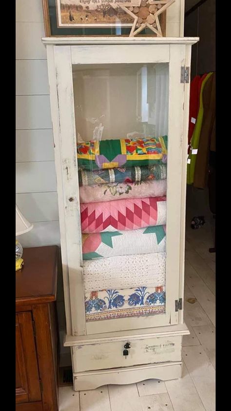 Gun cabinet turned quilt cabinet Quilt Cabinet, Furniture Remodeling, Quilt Display, Furniture Fix, Sewing Furniture, Prim Decor, Furniture Update, Old Cabinets, Quilt Storage