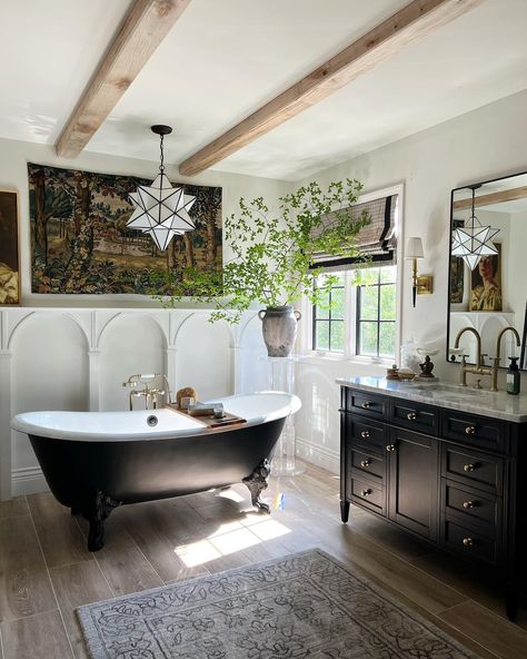 Claw Tub Bathroom Ideas, Large Clawfoot Tub, Modern Clawfoot Tub, Clawfoot Tub Ideas, Southwest Bathroom, Colonial Bathroom, Black Clawfoot Tub, Clawfoot Tub Bathroom, Clawfoot Tubs