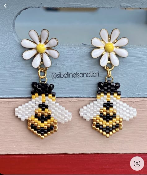 Bumble Bee Bead Pattern, Brick Stitch Pattern Earring, Bumble Bee Earrings, Miyuki Beads Pattern, Seed Bead Projects, Beautiful Beaded Jewelry, Holiday Beading, Pony Bead Patterns, Bead Embroidery Patterns