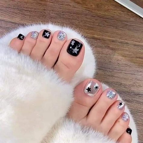 Pedicure Ideas Black, Foot Nails Design, Foot Nail Art, Beach Toe Nails, Easy Toe Nail Designs, Simple Toe Nails, Feet Nail Design, Feather Nails, Summer Pedicure