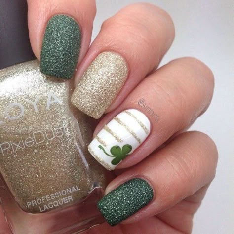 St Pat Nails Art Designs, March Nails 2024 Trends, March Birthday Nails Ideas, St Patricks Day Nails Simple, March Nails Ideas St. Patrick's Day, Saint Patricks Day Nails, Green Glitter Nails, St Patricks Nail Designs, Shamrock Nails