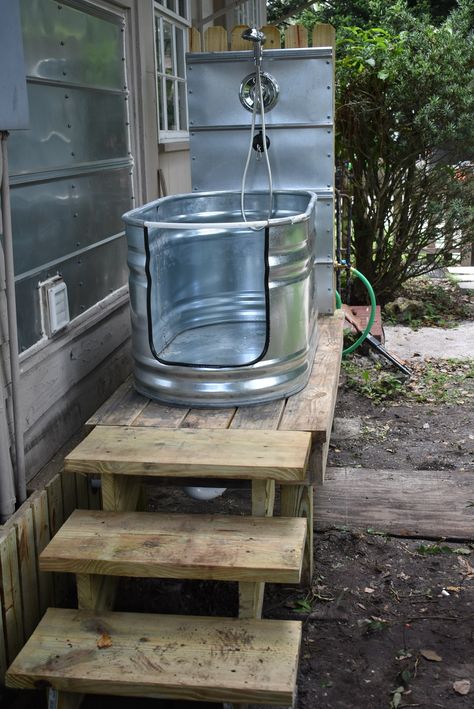 DIY DOG WASH STATION Dog Shed Ideas Outdoor, Garden Dog Wash Station, Outdoor Pet Bathing Station, Outside Dog Shower Ideas, Puppy Wash Station, Dog Outdoor Bath, Diy Outside Dog Bath, Pet Washing Station Outdoor, Dog Grooming Room In House