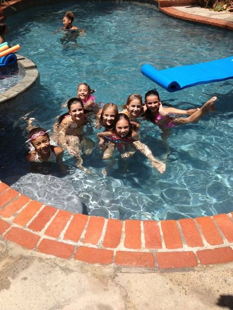 The girls chillin in the pool Dance Moms Group Photos, Easy Cheer Stunts, Aldc Rares, Dance Moms Season 2, Dance Moms Group Dances, Dance Moms Clips, Nia Frazier, Dance Moms Season, Dance Moms Maddie