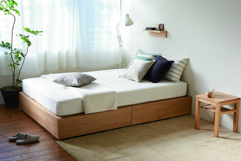 Muji Bed, Muji Bedroom, Minimalist Room Design, Bed Without Headboard, Japanese Bedroom, Stylish Bedroom Design, Minimalist Bedroom Design, Small Room Design, Minimalist Room