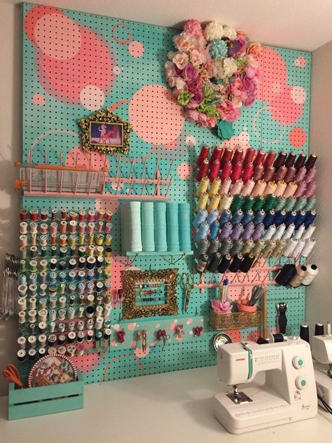 Gamer Rum, Art Rooms, Trendy Sewing Projects, Sewing Room Design, Craft Wall, Dream Craft Room, Craft Room Design, Sewing Room Organization, Storage Wall