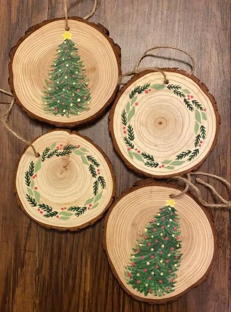 73 Rustic Wood Slice Christmas Decor Ideas - DigsDigs Small Wood Disc Crafts, Flat Wooden Ornament Ideas, Tree Trunk Slices Ideas, Wood Slices Crafts Christmas, Christmas Tree Wood Ornaments, Wood Slice Art Diy, Ideas With Wood Slices, Wood Ornaments Diy Tree Slices, Wood Slice Ornament Ideas