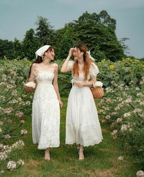 White Dress Photoshoot Photo Ideas, Cottage Core Couple, Cottagecore Poses, Cottagecore Friends, Picnic Aesthetic Outfit, Cottage Core Photoshoot, Sister Photoshoot, Cottagecore Aesthetic Fashion, 숲 사진