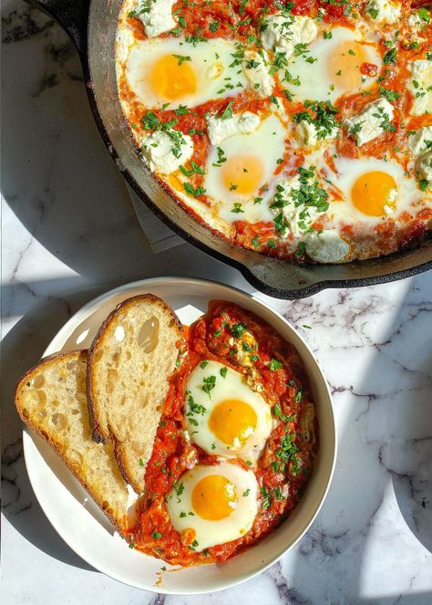 Traditional Shakshuka Recipe, Chorizo And Eggs, Healthy Woman, Shakshuka Recipes, Low Carbs, Bulgogi, Paleo Breakfast, Baked Eggs, Greens Recipe