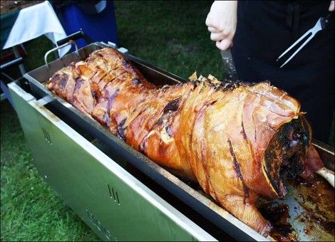 cosco5 Roasted Hog, Ranch Christmas, Wedding Food Display, Hog Roast, Roast Meat, Filipino Desserts, Filipino Dishes, Food Displays, Roasted Meat