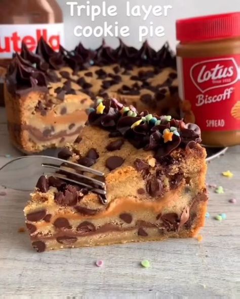 Tasty Bay on Instagram: "Triple layer cookie pie 😍 This is the ultimate cookie cake 🎂 Three layers of soft chocolate chip cookie dough, a layer of Nutella and layer of Biscoff spread, decorated with chocolate fudge icing and sprinkles 🥹 Feel free to swap the spreads to make it your own 🥰 LIKE - SAVE - SHARE👇 ❤️Tag Your Friend ❤️ ➖➖➖ 🥐Follow : @tastyybay 🍫Follow : @tastyybay 🍉Follow : @tastyybay ➖➖➖ 🎥 @fitwaffle ➖➖➖ - - - #Cupcakes #cupcake #cupcakedecorating #halloweencupcakes #cupcakes Soft Chocolate Chip Cookie, Cookie Dough Pie, Chocolate Fudge Icing, Cookie Dough Cake, Ultimate Chocolate Chip Cookie, Biscoff Spread, Ultimate Cookies, Soft Chocolate Chip Cookies, Cookie Pie