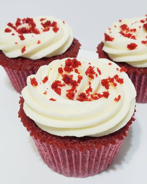 Red Velvet Cupcakes . . . . . . . . . . #cupcakes #redvelvet #cake #cakedesign  #Eat #dessert #htx #houstoneats #sweet  #houstontx #HTX… Cake Made With Buttermilk, Red Velvet Desserts, Houston Eats, Red Velvet Recipes, Red Cupcakes, Fluffy Cake, Cupcake Pictures, Cupcakes With Cream Cheese Frosting, Buttercream Cupcakes