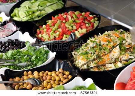 Catering food at a wedding. Salad buffet Fancy Salad, Ideas Para Catering, Wedding Reception Food Buffet, Potluck Themes, Healthy Potluck, Work Potluck, Buffet Wedding Reception, Salad Buffet, Fancy Salads