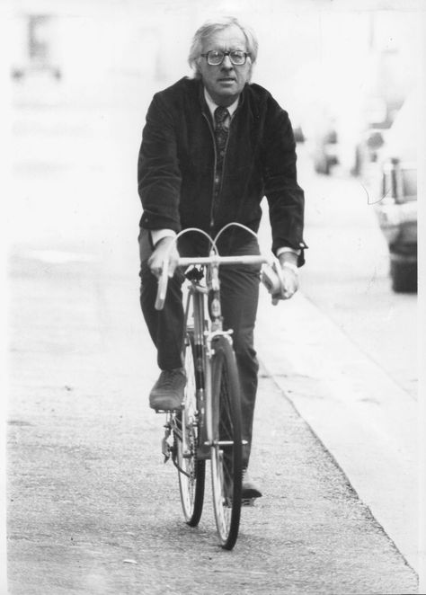 A Ray Bradbury le gusta escribir cuentos y motar en bicicleta. Martian Chronicles, Fahrenheit 451, Riding A Bike, Learning To Drive, Isaac Asimov, Ray Bradbury, Writers And Poets, Book Writer, Public Transportation