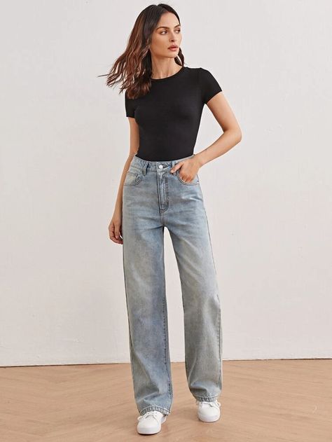 Women Straight Leg Jeans, How To Make Wide Leg Pants Straight Leg, Ootd Boyfriend Jeans, High Waisted Jeans And Tshirt, T Shirt High Waisted Jeans Outfit Ideas, Straight Jeans Women Outfit, Wide Leg Jeans And Tshirt Outfit, Straight Jeans Styling, Outfit Jeans And Tshirt