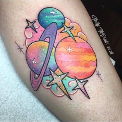 Kawaii style planets on the calf. Ufo Tattoo, Colorful Tattoo, Petit Tattoo, Planet Tattoos, Alien Tattoo, Kawaii Tattoo, Tatuaje A Color, Space Tattoo, School Tattoo