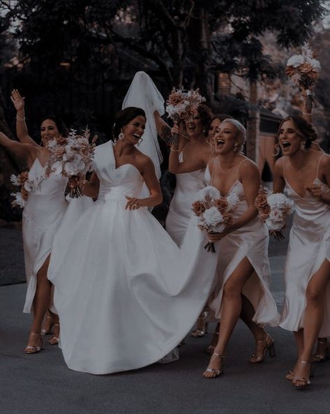 Dresses Cinderella, Bridesmaid Poses, Bridesmaid Pictures, Wedding Shot List, Bridesmaid Photoshoot, Wedding Portrait Poses, Wedding Dresses Cinderella, Wedding Picture Poses, Bridesmaids Photos