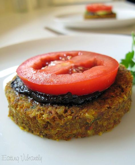 Raw Veggie Burgers Recipe with Carrot, Onion, Almonds and Pecans Raw Vegan Burger, Vegan Veggie Burger, Raw Vegan Dinners, Homemade Veggie Burgers, Vegan Burger Recipe, Veggie Burgers Recipe, Veggie Burgers, Vegan Burger, Raw Diet