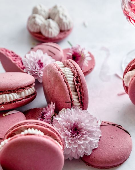 Coconut Buttercream, Wine Chocolate, How To Make Macarons, Idee Babyshower, Macaroon Recipes, Macaron Recipe, Almond Cream, Gel Food Coloring, Coconut Butter