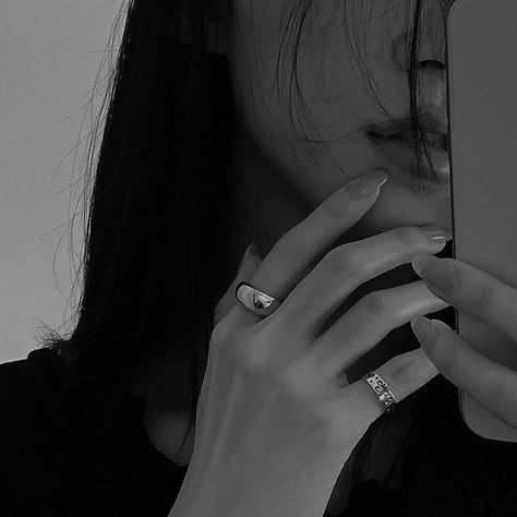 Korean Aesthetic Black And White, Dark Aesthetic Icons, Black And White Grunge, Ulzzang Aesthetic, Aesthetic Black And White, White Grunge, Aesthetic Korean, Korean Girl