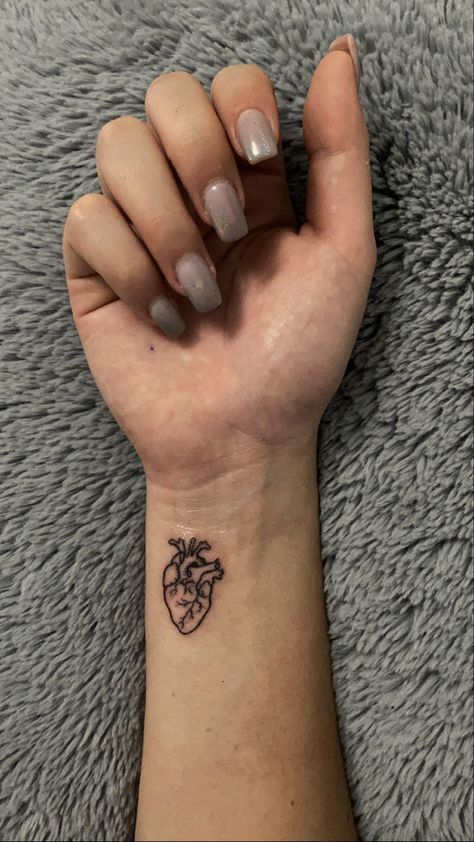 Tatuaggio cuore anatomico sul polso Tiny Realistic Heart Tattoo, Cardiology Tattoo Ideas, Tiny Anatomical Heart Tattoo, Small Realistic Heart Tattoo, Heart On Arm Tattoo, Actual Heart Tattoo, Heart Defect Tattoo, Atomically Heart Tattoo, Heart Condition Tattoo