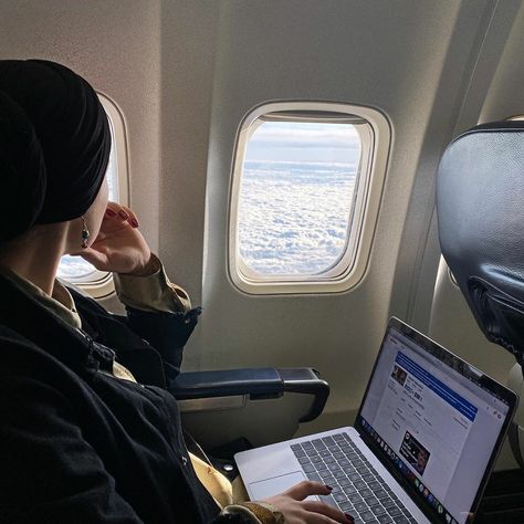 Hijab Bussines Woman, Hijabi Business Women, Hijabi Studying Aesthetic, Hijabi Boss Lady Aesthetic, Muslim Business Women, Interpreter Aesthetic, Translator Job Aesthetic, Translator And Interpreter Aesthetic, Hijabi Girl Working On Laptop