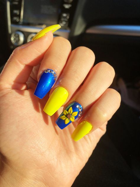 Navy Blue And Yellow Nails Design, Blue And Yellow Spring Nails, Blue And Yellow Nail Art Designs, Sunflower Nails Blue, Blue And Sunflower Nails, Blue Nails With Sunflower Design, Blue And Yellow Nail Art, Blue Yellow Nails Designs, Blue And Yellow Summer Nails