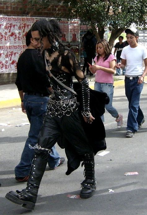 Gothic Industrial with Chains  Victoria... "I WANT" Emo Halloween Costume Ideas, Styl Emo, Oc Things, Afro Goth, Afro Punk Fashion, Diy Outfits, Goth Subculture, Dti Ideas, Demotivational Posters