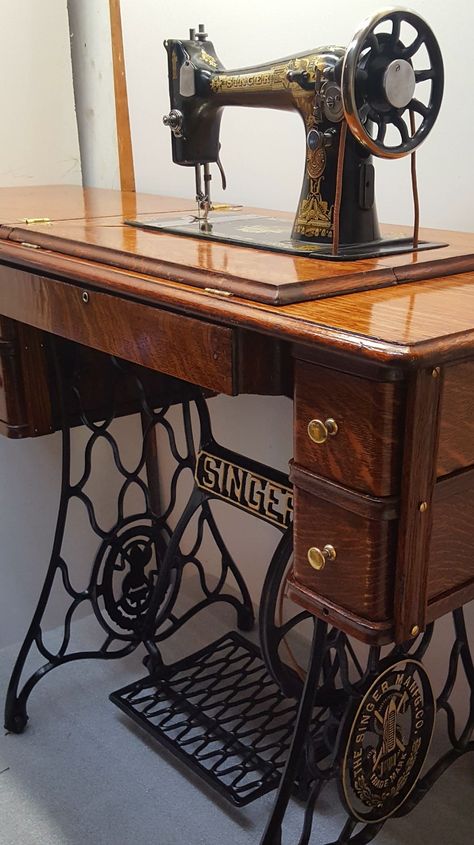 Singer Sewing Machine Ideas, Singer Sewing Machine Repurposed, Antique Sewing Machine Table, Old Singer Sewing Machine, Antique Singer Sewing Machine, Singer Sewing Machine Table, Singer Machine, Vintage Singer Sewing Machine, Sawing Machine