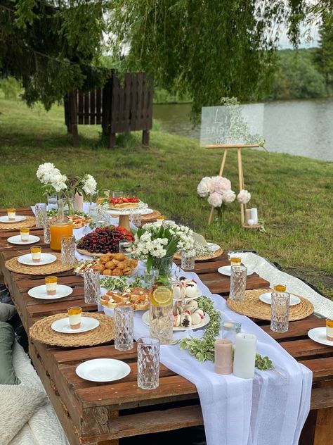 Garden Dinner Table Setting, Classy Picnic Party, Birthday Dinner Ideas Outside, Picnic Brunch Ideas Table Settings, Fancy Picnic Party, Simple Birthday Table Set Up At Home, Bachelorette Party Table Set Up, 26th Birthday Party Ideas, Outdoor Brunch Table Setting