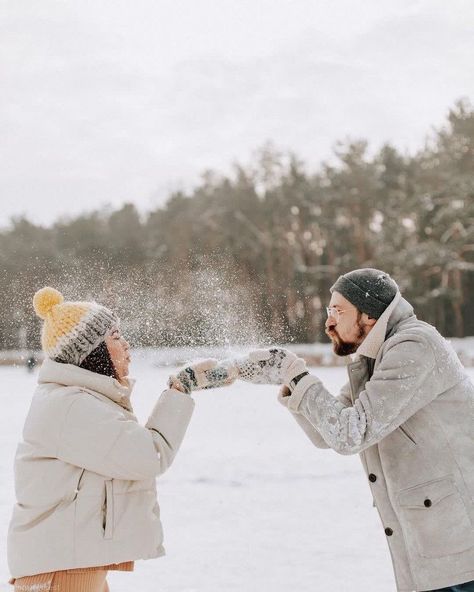 Snow Couple Photoshoot Photo Ideas, Winter Couple Pictures, Couple Photography Winter, Winter Engagement Photos Outfits, Snow Photoshoot, Snow Pictures, Snow Photography, Travel Pictures Poses, Winter Photoshoot