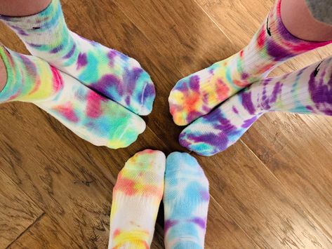 Sharpie Tie Dye Socks, Tie Dye Item Ideas, Tie Dye Art For Kids, Tie Dye Socks With Sharpies, Tshirt Crafts For Kids Easy Diy, Tye Dye Activities, Tie Dye Ideas For Kids, Tie Dye With Friends, Tie Dye Projects For Kids