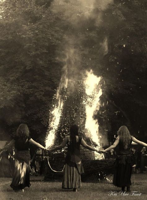 Study the art of how to cast a circle, which is simple witchcraft and essential witchcraft for beginners. All beginner witches should know how to cast a simple circle! #witchcraftforbeginners #simplewitchcraft Three Women, Season Of The Witch, Beltane, Witch Art, Witch Aesthetic, Witchy Woman, Samhain, Coven, Book Of Shadows