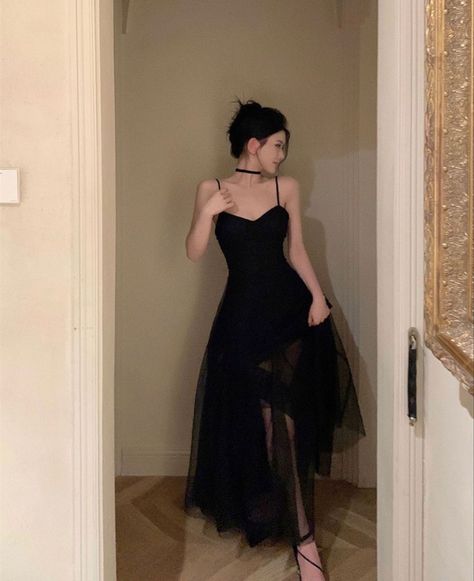 Black Hair Prom Dress, Vestidos Elegantes Aesthetic, Graduation Dress Simple, Grunge Dress Formal, Grunge Prom Dress, Black Tulle Prom Dress, Tea Length Prom Dress, Black Sparkly Dress, Prom Dresses Simple