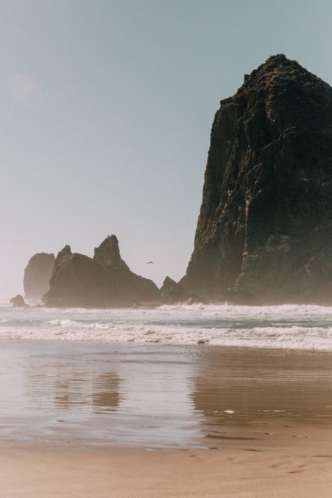 #haystack #oregon #oregoncoast #canonbeach #pnw #beach #coast #pnwonderland Pnw Coast Aesthetic, Pnw Beach Aesthetic, Canon Beach Oregon Photography, Oregon Beach Aesthetic, Oregon Coast Photography, Bend Oregon Aesthetic, Eugene Oregon Aesthetic, Sammie Core, Moody Beach Aesthetic