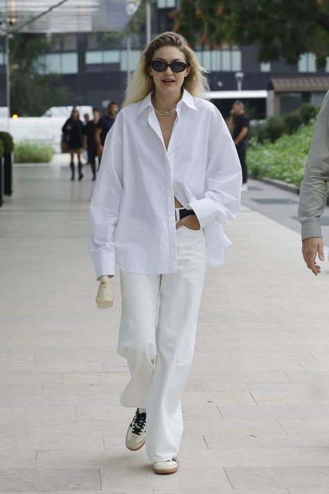 An eternal classic that goes with pretty much everything. Click the link to discover our edit of the 10 best shirts to wear this season – and here, find out more about the fascinating history of the capsule classic. Amber Valletta, Cynthia Erivo, White Jeans Outfit, Daily Outfit Inspiration, Celebrity Sightings, Estilo Preppy, Matches Fashion, 가을 패션, Outfit Inspo Fall