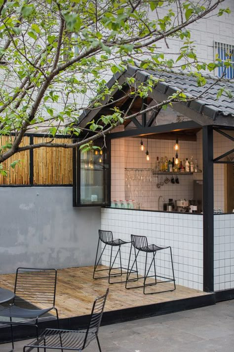 Qiyun Boutique Hotel,Courtyard. Image © Ripei Qiu Backyard Cafe, Courtyard Cafe, Coffee House Design, Coffee Shop Concept, Diy Picnic Table, Mini Cafe, Outdoor Grill Station, Small Coffee Shop, Backyard Seating Area