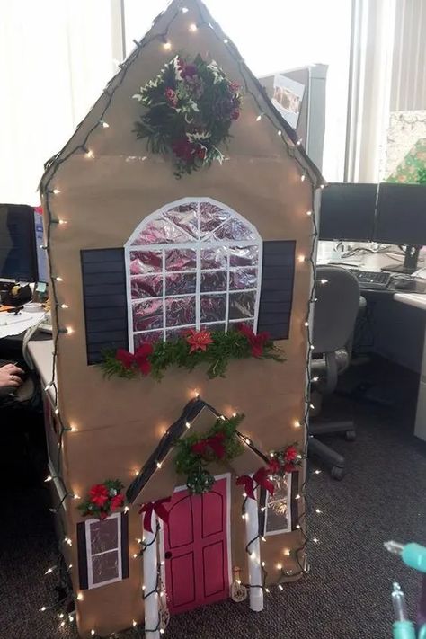 50+ Easy DIY Cubicle Christmas Decorations to Decorate Like a Boss - Holidappy Christmas Cubicle Decorations Contest, Cubicle Christmas Decorations Contest, Christmas Cube Decorations, Office Xmas Decorations, Diy Cubicle, Christmas Desk Decorations, Christmas Cubicle, Cubicle Decorations, Christmas Cubicle Decorations