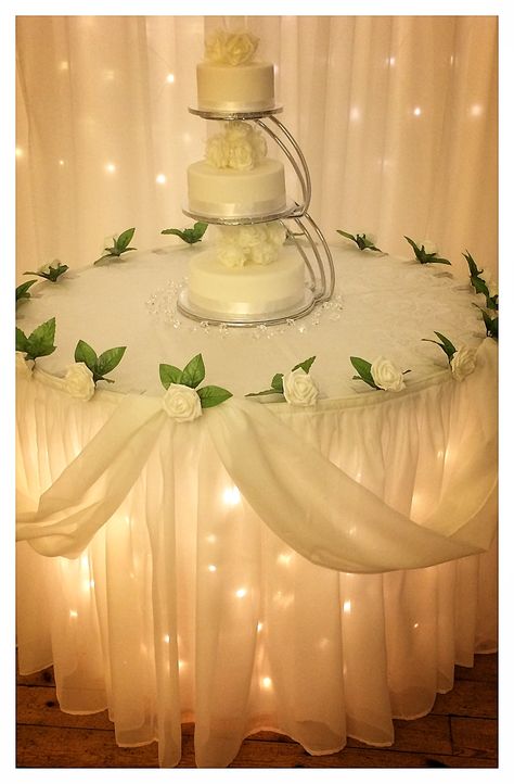 Acrylic Cake Table Wedding, Wedding Cake Table Ideas Display, Wedding Cake Table Decorations Simple, Brides Cake Table Ideas, Wedding Cake Table With Lights, Simple Wedding Cake Table Ideas, Wedding Cake Tables Ideas, Table Cake Decoration Ideas, Wedding Cake Table Decor