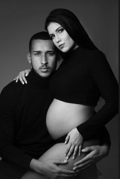 Pregnancy Photos Couples Poses, Couple Maternity Poses, Studio Maternity Shoot, Maternity Studio Photoshoot, Maternity Dresses Photography, Studio Maternity Photos, Shooting Couple, Cute Pregnancy Pictures, Maternity Photography Poses Couple