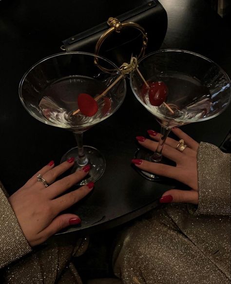 Cherry Martini, Martini Party, Cherry Wine, Batons Matte, Luxury Party, Pretty Drinks, Night Aesthetic, Red Aesthetic, Feminine Energy