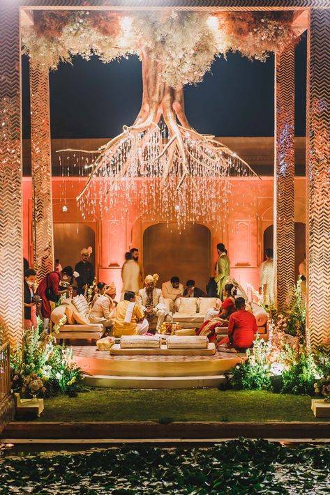 This Gorgeous Mandap Was Inspired By Kim Kardashian's Met Gala Dress! Unique Mandap Ideas, Tree Mandap Decor, Wedding Mandap Under Tree, Contemporary Mandap Decor, Wedding Mandap Decoration, Indian Wedding Garden Mandap, Indian Beach Wedding Mandap, Mandap Ideas, Vidhi Mandap